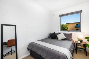 a bedroom with a bed and a window at Gateway Retreat near Flinders Uni & Hospital in Sturt