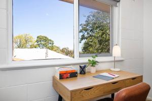 a wooden desk in a room with a window at Gateway Retreat near Flinders Uni & Hospital in Sturt