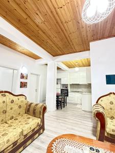 sala de estar con sofá y mesa en Villa LIKAJ, en Berat