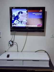 A television and/or entertainment centre at شقه الهاني Még 10 kép