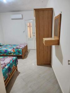 A bed or beds in a room at شقه الهاني