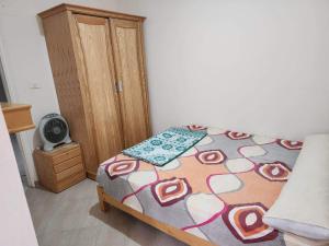 A bed or beds in a room at شقه الهاني