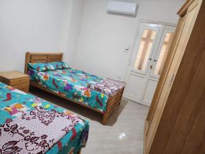 A bed or beds in a room at شقه الهاني