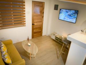 TV at/o entertainment center sa Ace Tiny Home in Alaminos - Home of the Hundred Islands