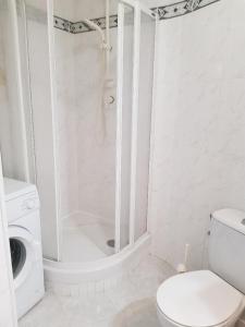 Bilik mandi di Luxury Studio Apartment 2 night minimum stay until June 31st!!
