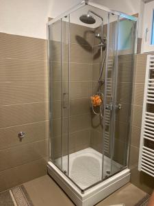 een douche met een glazen deur in een badkamer bij Holiday Residence Burić in Visoko +9 foto's