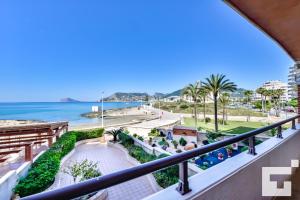 a view of the beach from a balcony at Apartamento Realet 1F - Grupo Turis in Calpe