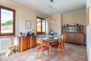a dining room with a table and chairs in a kitchen at Family Home - Garda 3 bedrooms apartment in Garda