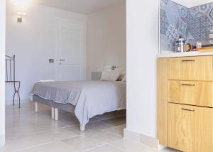 um quarto com uma cama e um armário de madeira em Camera Astrid em Casale Alxi