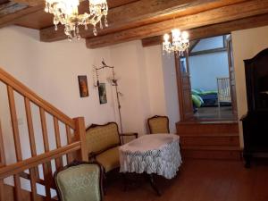 Cette chambre dispose d'un escalier avec une table et des chaises. dans l'établissement Slavonice - Čapí dům, à Slavonice