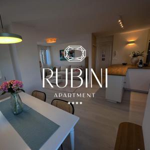 uma cozinha com uma mesa e uma sala de jantar em Rubini - modern apartment in the heart of old Rovinj em Rovinj