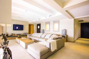 sala de estar amplia con sofá y TV en Solis Lindos Villa, en Lindos