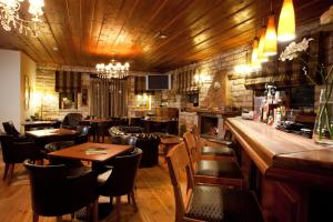 un restaurant avec des tables et des chaises ainsi qu'un bar dans l'établissement Nisista Lodge Mountain View, à Rodavgi