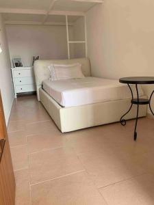 um quarto com uma cama e uma mesa em Casa Stella del Vesuvio em Portici