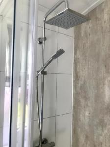 una doccia con soffione in un bagno di Mobilheim im Amazonas Camp - viel Platz und Komfort a Loitz