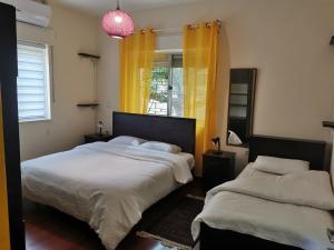 Postel nebo postele na pokoji v ubytování Ramallah Hostel