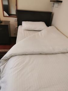Postel nebo postele na pokoji v ubytování Ramallah Hostel