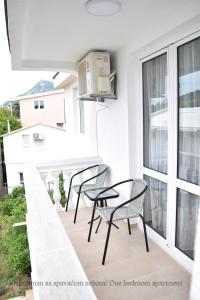 Balkón nebo terasa v ubytování Apartmani "Nebo"