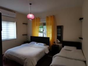 Postel nebo postele na pokoji v ubytování Ramallah Hostel
