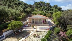 una vista aérea de una pequeña casa con árboles en Orientem Villa en Argasio