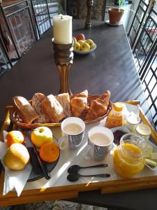 una bandeja de pan y otros alimentos en una mesa en chambre du jura en Saint-Germain-lès-Arlay