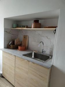 uma cozinha com um lavatório e uma bancada em Massilia Calling love Appartement de standing 8 personnes Marseille proche métro parking facile em Marselha