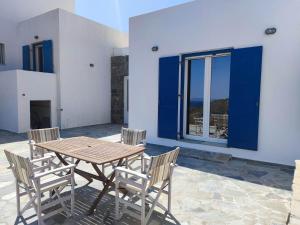 A balcony or terrace at Lighthouse View Syros