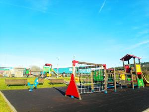 un parque con parque infantil y equipo de juegos en Apartamento Dúplex en Boo de Piélagos, en Puente Arce