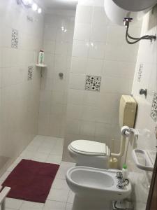 a bathroom with a toilet and a sink at Scrusciu do Mari in Butera