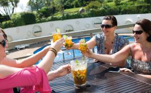 un gruppo di persone seduti a un tavolo con bevande di The Grand Hotel a Torquay
