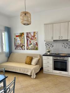 un soggiorno con letto e cucina di Gregos house a Andiparos