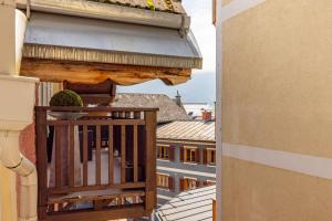 mit Blick auf einen Balkon mit einer Pflanze darauf in der Unterkunft Pfamhaus in St. Wolfgang