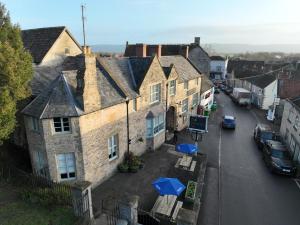 Wedmore的住宿－The George Inn Wedmore，享有街道建筑的空中景致