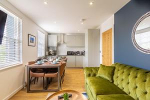 sala de estar con sofá verde y mesa en Albion at the Level - 2 BD Flat en Brighton & Hove