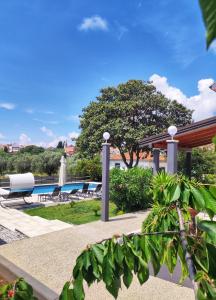 ośrodek z basenem w obiekcie Apartments Tina Stinjan w Puli