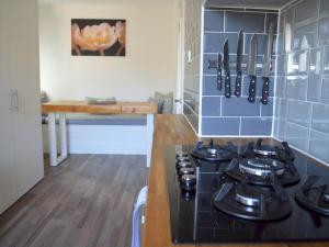 een keuken met een kookplaat en een oven bij Pass the Keys Gorgeous Maisonette in Bournemouth