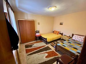Habitación pequeña con cama y sofá en Katerina's Guest House, en Promírion