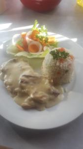 um prato de alimentos com arroz e legumes sobre uma mesa em Platinum Guesthouse em Klerksdorp