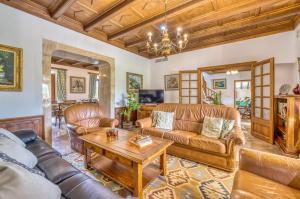 salon ze skórzanymi meblami i drewnianym sufitem w obiekcie Ideal Property Mallorca - Son Perxa w mieście Petra