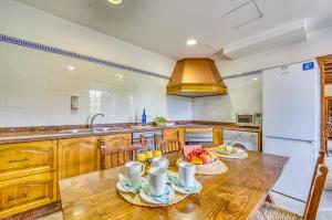 kuchnia z drewnianym stołem z owocami w obiekcie Ideal Property Mallorca - Son Perxa w mieście Petra