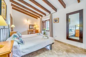 Łóżko lub łóżka w pokoju w obiekcie Ideal Property Mallorca - Son Perxa
