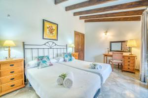 Łóżko lub łóżka w pokoju w obiekcie Ideal Property Mallorca - Son Perxa
