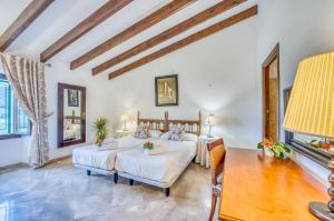 Łóżko lub łóżka w pokoju w obiekcie Ideal Property Mallorca - Son Perxa