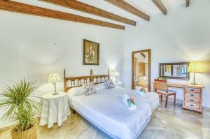 sypialnia z dużym białym łóżkiem i biurkiem w obiekcie Ideal Property Mallorca - Son Perxa w mieście Petra +37 zdjęć