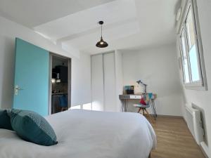Postel nebo postele na pokoji v ubytování Tout Inclus - Plein Centre - Netflix - Moontown
