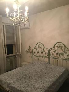 - une chambre avec un lit et un lustre dans l'établissement Appartamento panoramico centro, à Riccione