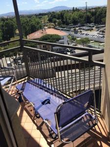 - un balcon avec une table et des chaises dans l'établissement Appartamento panoramico centro, à Riccione