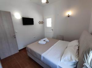 A bed or beds in a room at Lighthouse View Syros