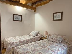 Łóżko lub łóżka w pokoju w obiekcie Casa rural Álamo - Valle de El Paular