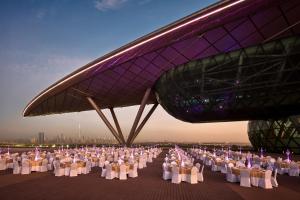 Un grand groupe de personnes assises dans un stade dans l'établissement The Meydan Hotel Dubai, à Dubaï